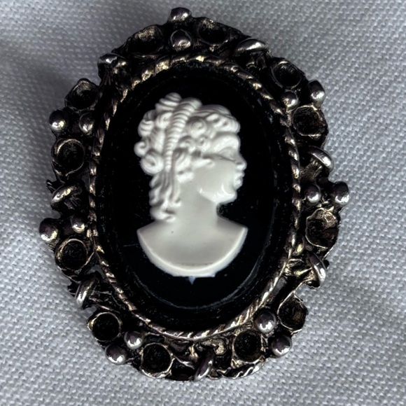 Classic Silver and Black Cameo Brooch - Picture 1 of 4
